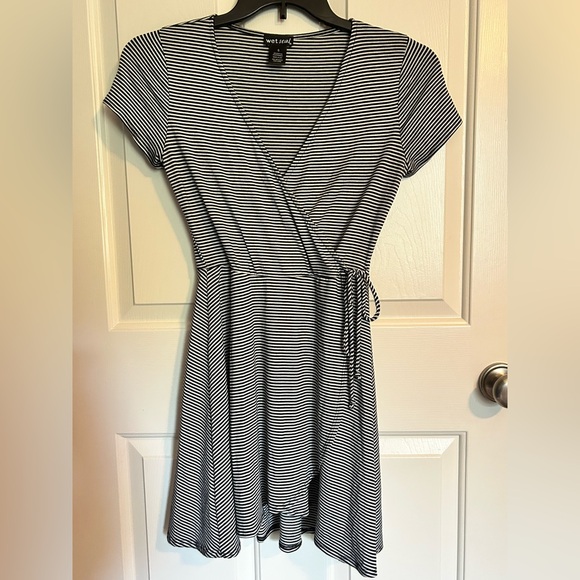 Wet seal, Small, Black and white stripes - Picture 7 of 7